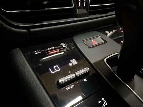 Used 2022 Porsche Macan AWD/4WD image 52