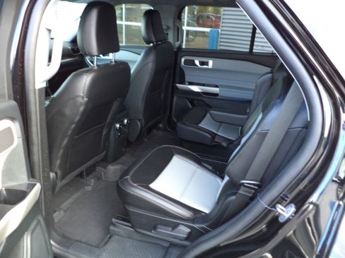 Used 2023 Ford Explorer XLT w/ Equipment Group 202A image 3