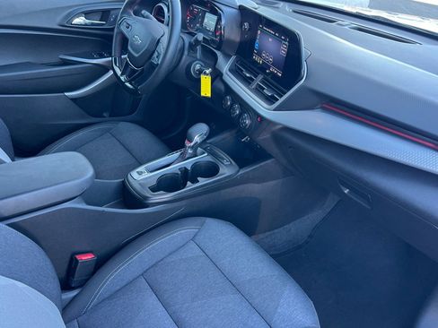 Used 2024 Chevrolet Trax RS w/ Sunroof Package FWD image 17