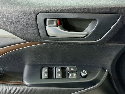 Used 2014 Toyota Highlander XLE AWD/4WD image 25