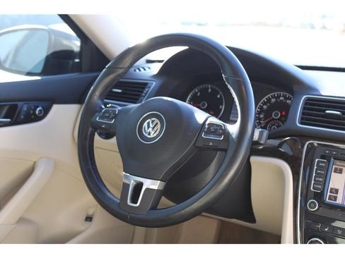 Used 2014 Volkswagen Passat TDI SEL Premium image 16