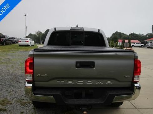 Used 2017 Toyota Tacoma SR5 AWD/4WD image 2