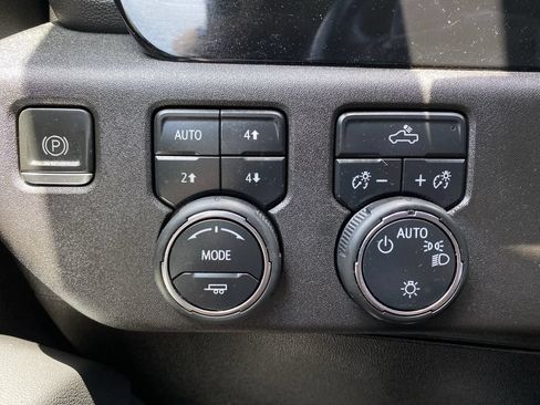 Used 2022 Chevrolet Silverado 1500 LT w/ Z71 Off-Road Package AWD/4WD image 19