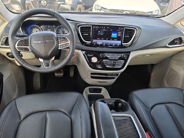Used 2024 Chrysler Pacifica Touring-L FWD image 8