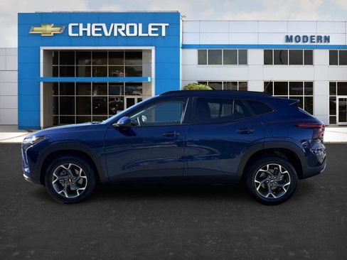 Used 2024 Chevrolet Trax LT w/ LT Convenience Package image 2