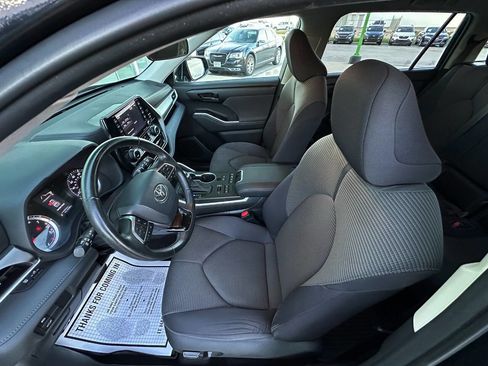 Used 2020 Toyota Highlander LE image 9