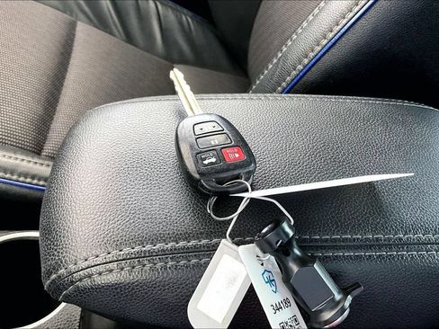 Used 2018 Toyota Corolla SE w/ Carpet Mat Package (TMS) FWD image 35