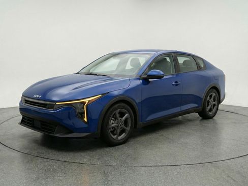 Used 2025 Kia K4 LXS image 3