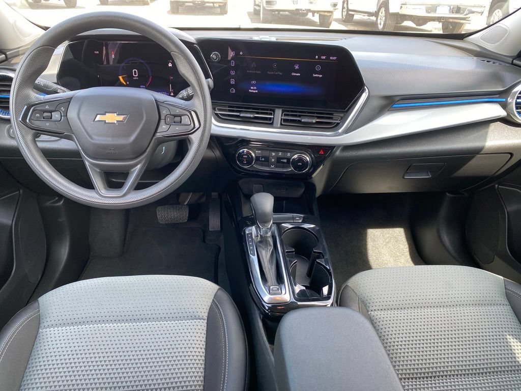 Used 2025 Chevrolet Trax LT FWD image 4
