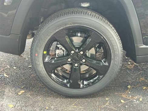 New 2025 Jeep Grand Cherokee Altitude image 6