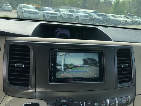 Used 2012 Toyota Sienna XLE image 32