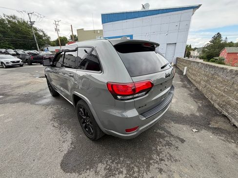 Used 2021 Jeep Grand Cherokee Laredo X AWD/4WD image 3
