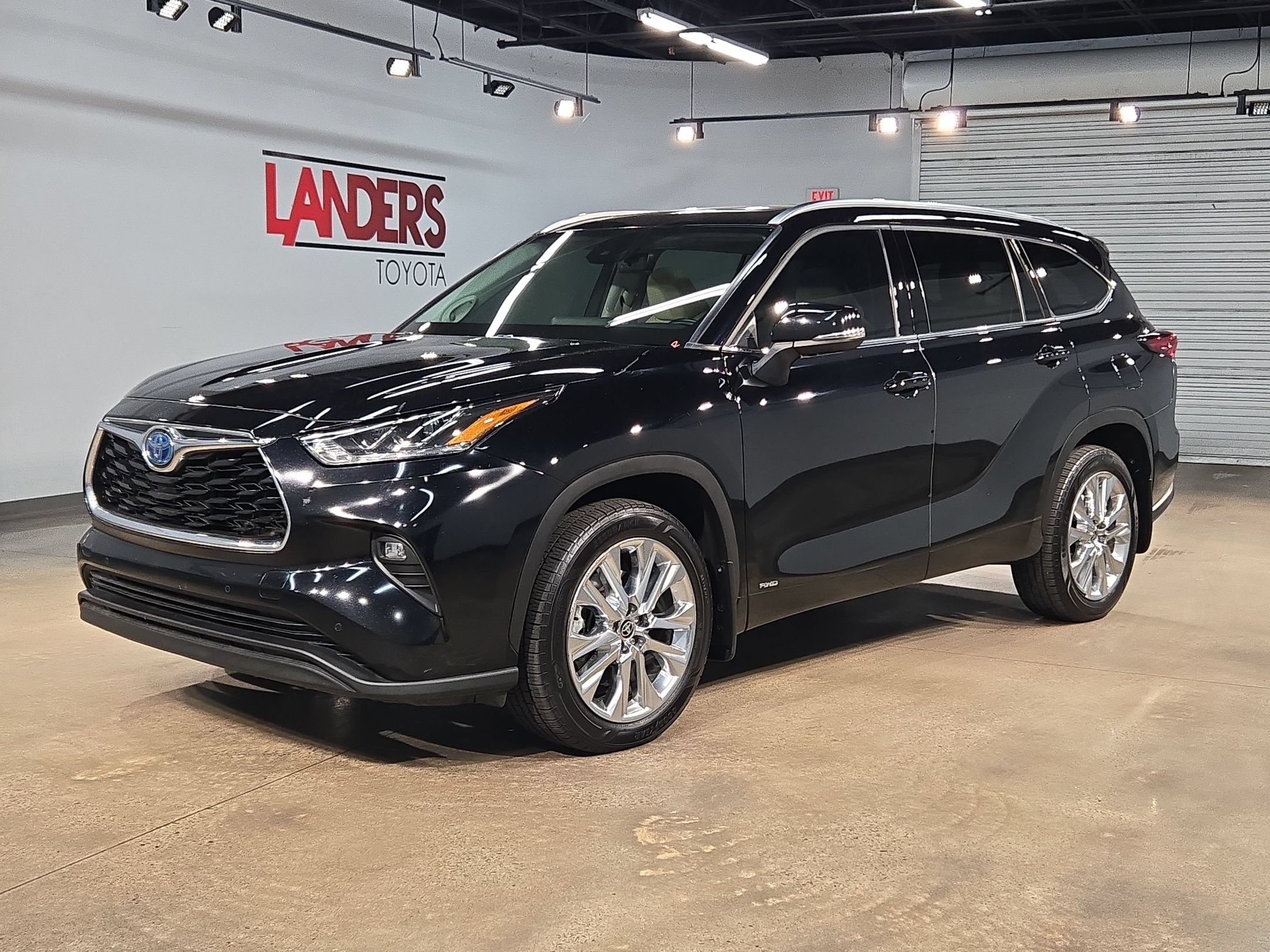 Used 2024 Toyota Highlander Limited AWD/4WD image 3