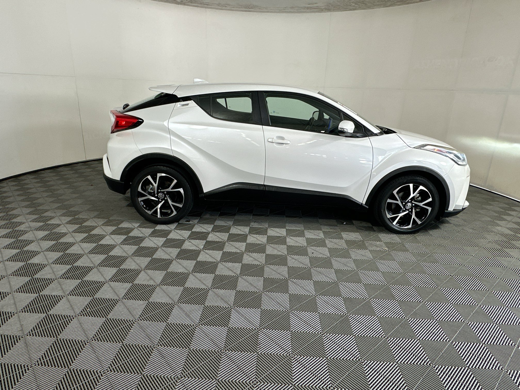 Used 2022 Toyota C-HR XLE FWD image 2