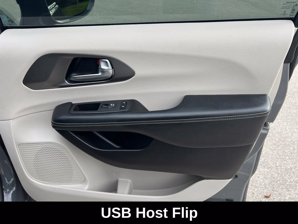 Used 2022 Chrysler Pacifica Touring-L w/ Uconnect Theater Family Group FWD image 23