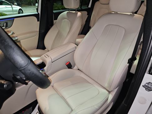 Used 2021 Mercedes-Benz GLB 250 4MATIC image 16