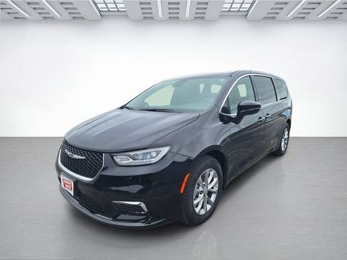 Used 2026 Chrysler Pacifica Limited FWD image 8
