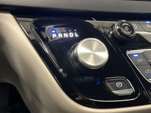 Used 2024 Chrysler Pacifica Touring-L FWD image 18