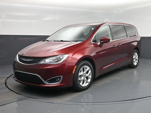 Used 2020 Chrysler Pacifica Touring w/ Tire & Wheel Group FWD image 22
