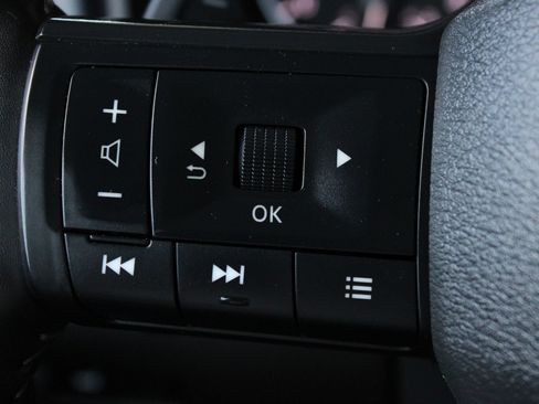 Used 2025 Nissan Rogue SV AWD/4WD image 24