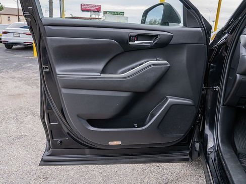 Used 2023 Toyota Highlander XLE image 10