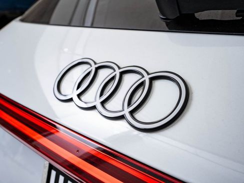 Certified 2025 Audi Q5 Premium w/ 19" Wheel Package AWD/4WD image 17