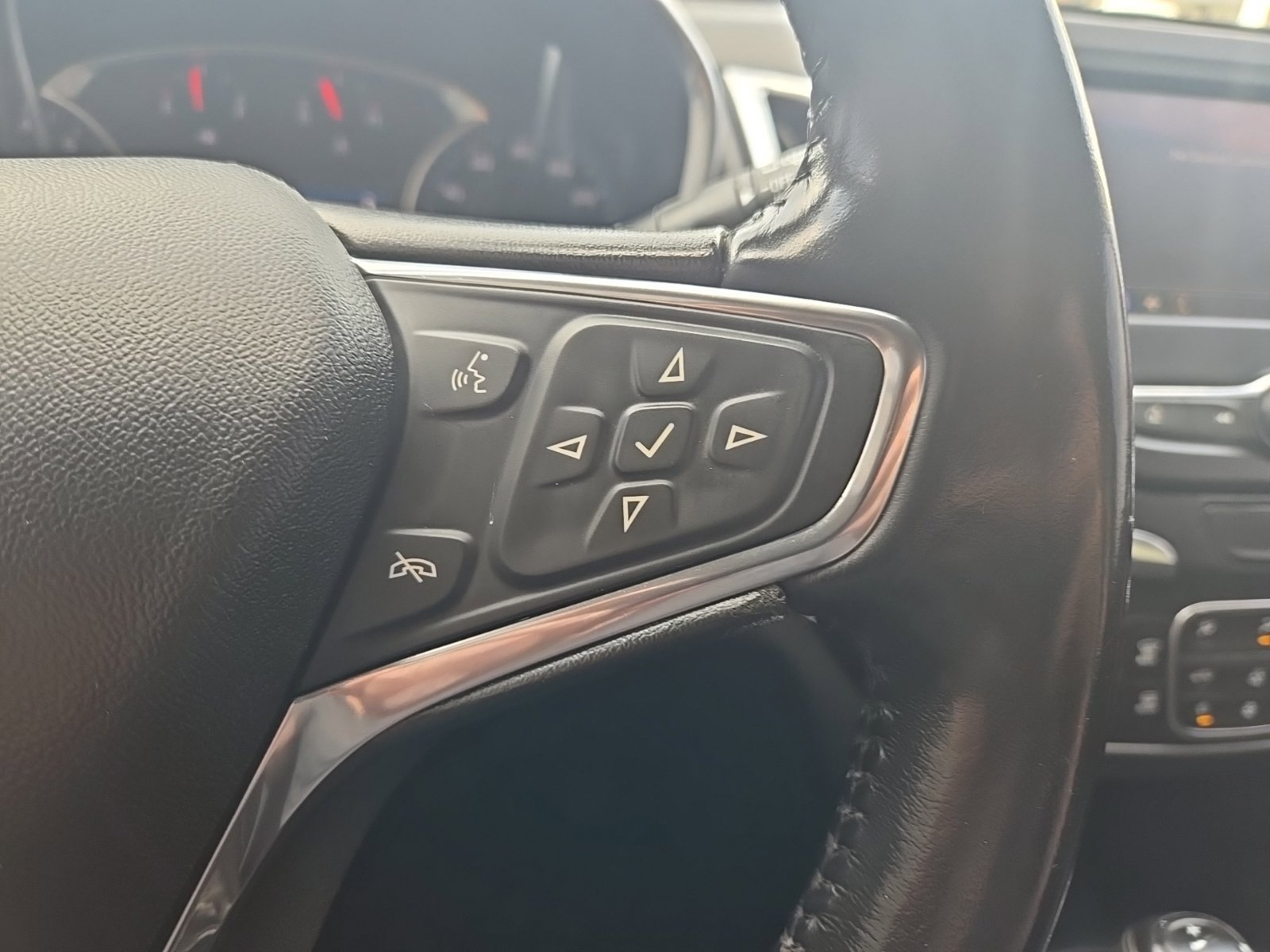 Used 2020 Chevrolet Equinox LT w/ Midnight Edition AWD/4WD image 18