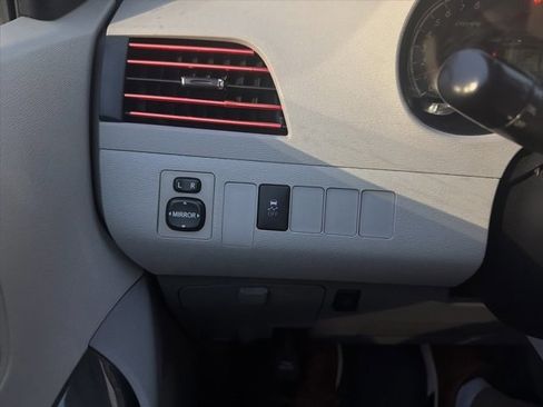 Used 2014 Toyota Sienna LE image 12