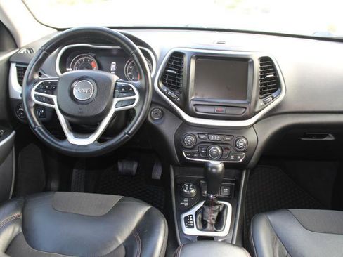 Used 2017 Jeep Cherokee Trailhawk AWD/4WD image 17