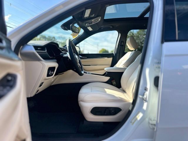 Used 2023 Jeep Grand Cherokee Limited AWD/4WD image 12