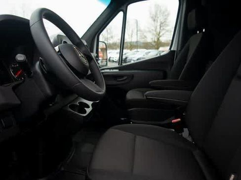 Used 2025 Mercedes-Benz Sprinter 2500 image 34