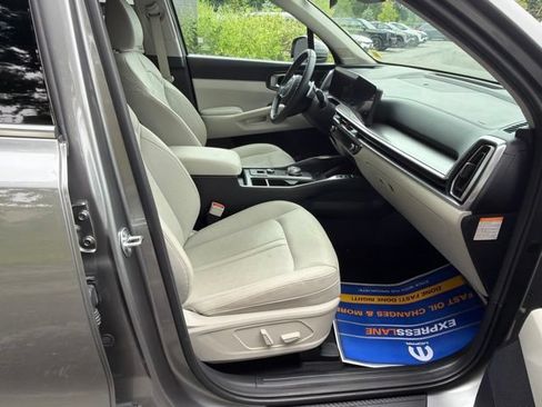 Used 2025 Kia Sorento EX AWD/4WD image 11
