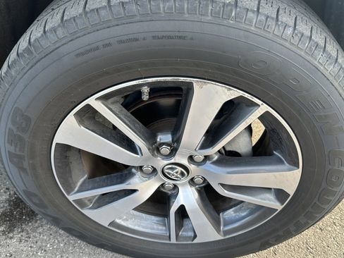 Used 2018 Toyota RAV4 LE image 15