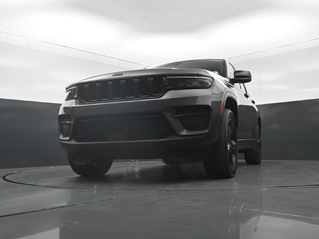 Used 2023 Jeep Grand Cherokee Altitude AWD/4WD image 34