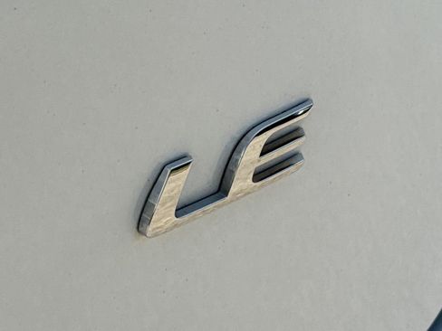 Used 2021 Toyota Corolla LE image 9