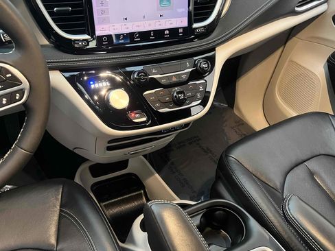 Used 2022 Chrysler Pacifica Touring-L image 33