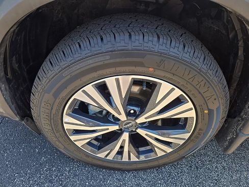 Used 2023 Nissan Rogue SV AWD/4WD image 16