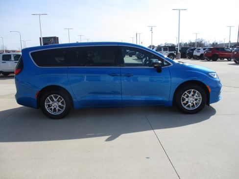 New 2026 Chrysler Pacifica Select FWD image 7
