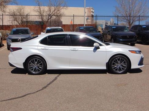 Used 2022 Toyota Camry XLE image 3