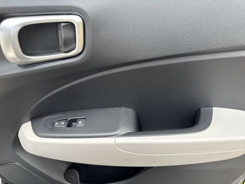 Certified 2025 Hyundai Venue SEL FWD image 18