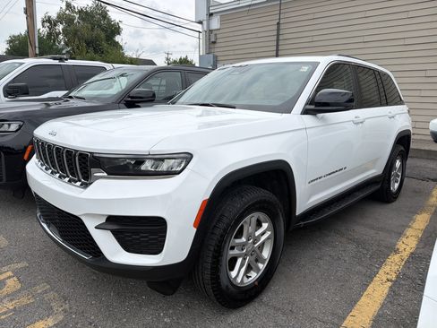 Used 2023 Jeep Grand Cherokee Laredo w/ Luxury Tech Group I AWD/4WD image 4