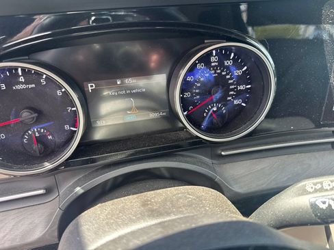 Used 2024 Kia Carnival EX FWD image 17