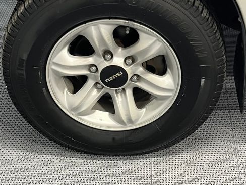Used 2004 Isuzu Rodeo S RWD image 9