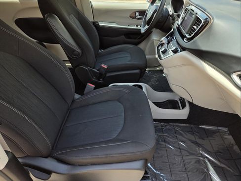 Used 2023 Chrysler Voyager LX FWD image 6