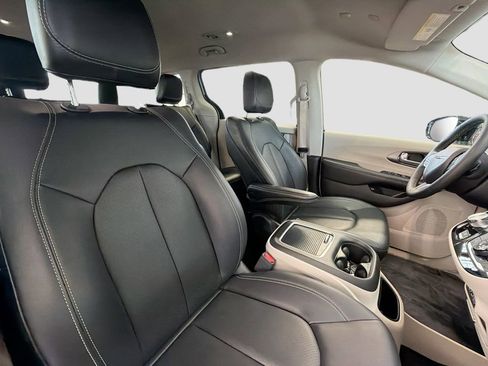 Used 2024 Chrysler Pacifica Limited FWD image 32