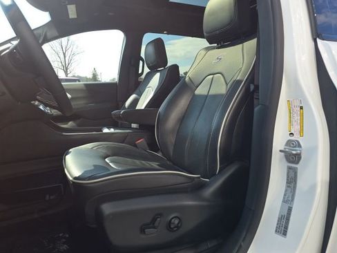 Used 2025 Chrysler Pacifica Limited w/ Trailer Tow Group image 9