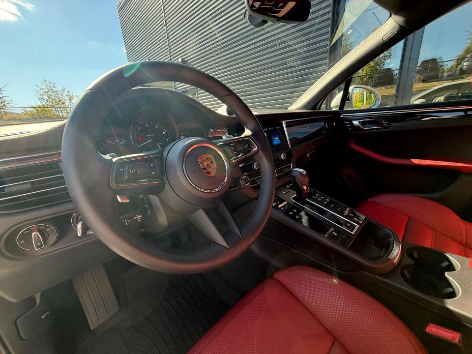 Certified 2026 Porsche Macan Turbo AWD/4WD image 15