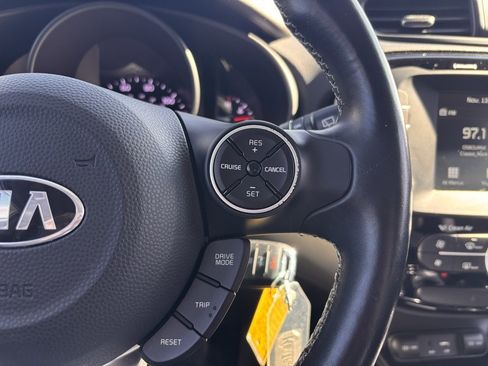 Used 2017 Kia Soul + image 6