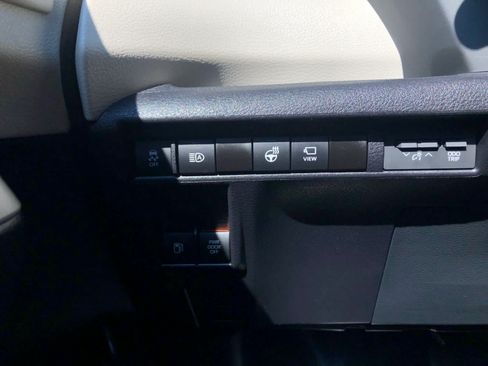Used 2024 Toyota Sienna Platinum FWD image 7