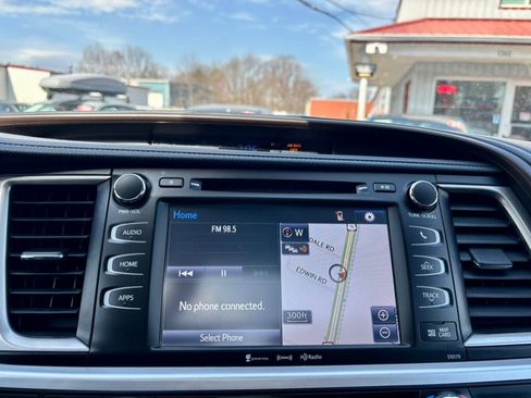 Used 2018 Toyota Highlander XLE image 24